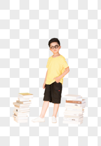 站在书本旁的快乐小男孩图片