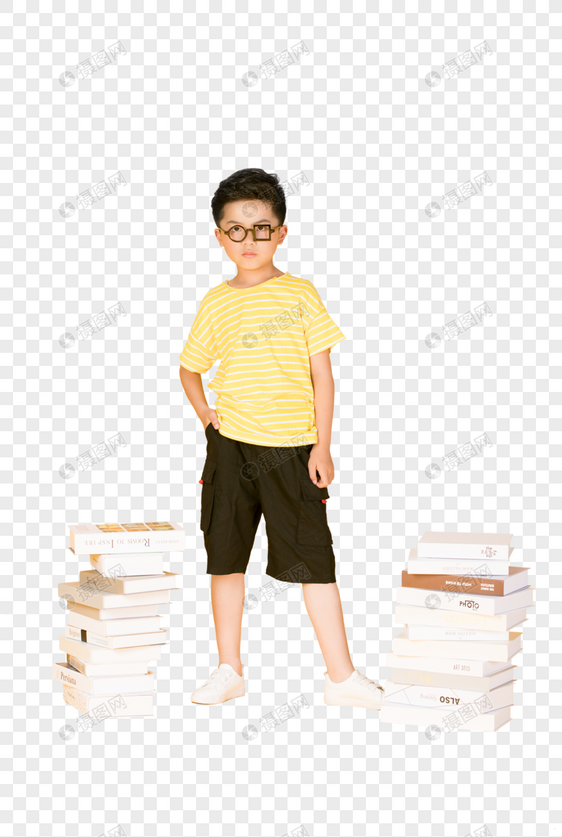 站在书本旁的快乐小男孩图片