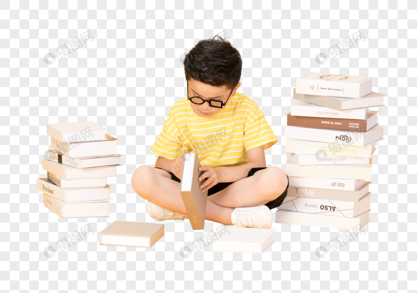 坐在书本旁的快乐小男孩图片
