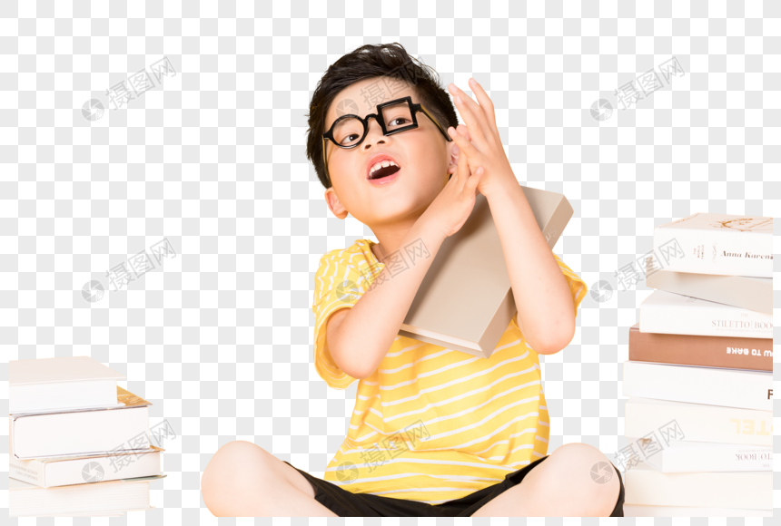 坐在书本旁的快乐小男孩图片