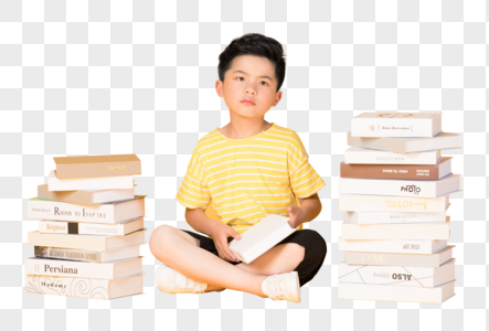 拿着书本坐在书旁的快乐男孩图片