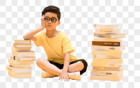 拿着书本坐在书旁的快乐男孩图片图片