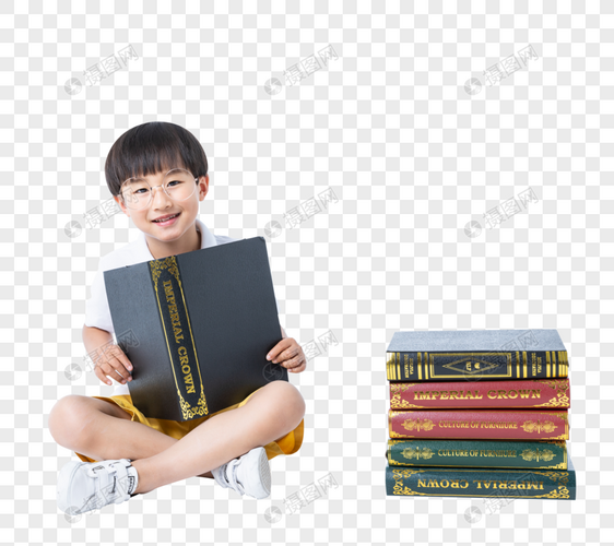 盘腿抱着书的小孩图片