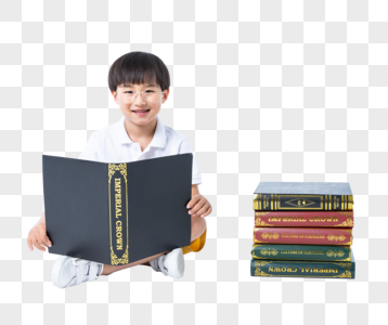 盘腿打开书的小孩图片