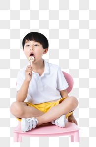 坐在椅子上吃糖的小孩图片