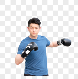 年轻男性户外拳击运动出拳动作图片图片
