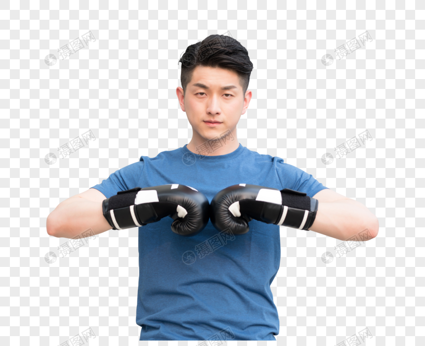 年轻男性户外拳击运动出拳动作图片