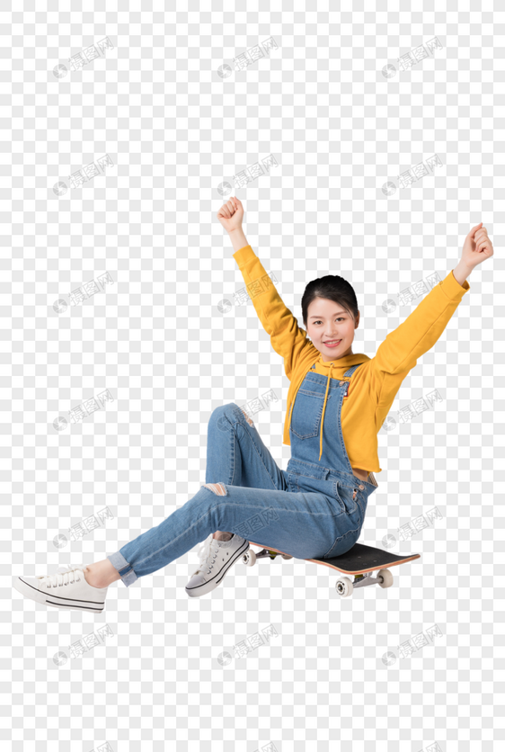 坐在滑板上欢呼的年轻女生图片图片