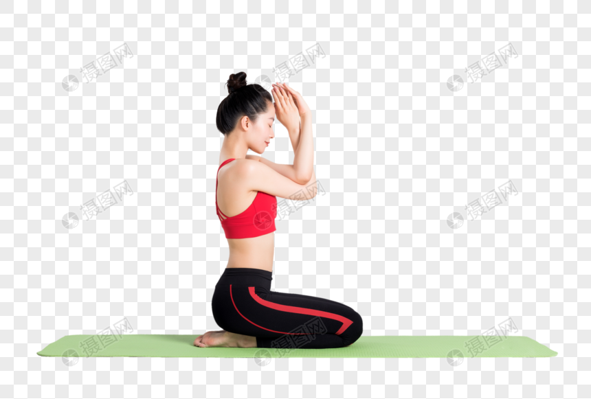 坐在瑜伽垫上做瑜伽动作的女性图片