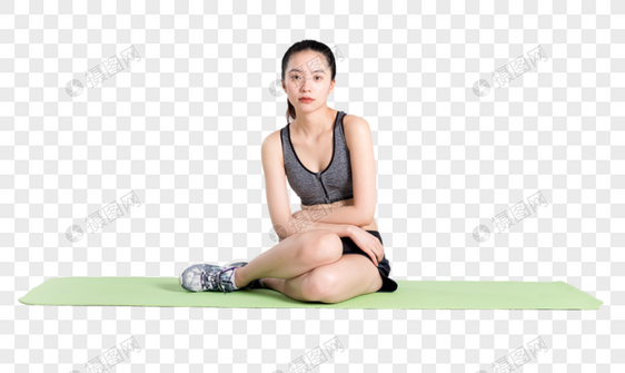 坐在瑜伽垫上休息的运动女性图片