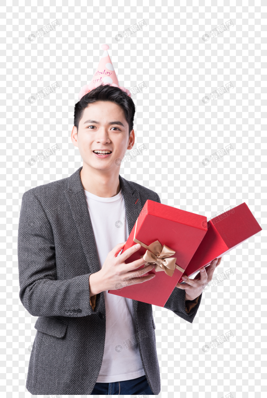 收到生日礼物惊喜的年轻男性