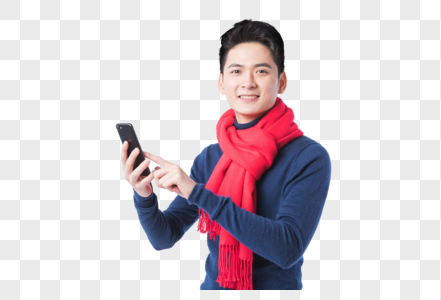 用手机抢新年红包的年轻男性高清图片