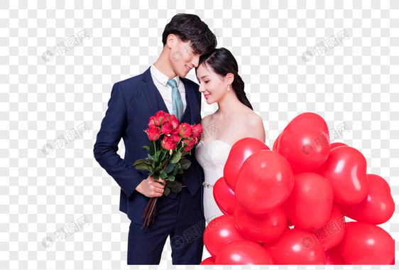 情侣婚纱手持爱心气球亲密动作图片