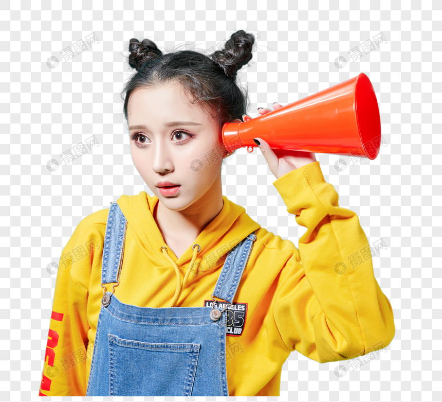 青年女性拿着听筒听的动作