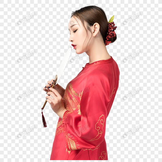 身着红装的美女手持蒲扇图片