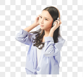 年轻女孩戴着耳机享受音乐图片