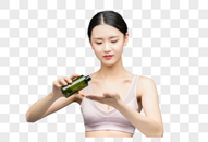 性感美女手持精华乳液瓶装图片