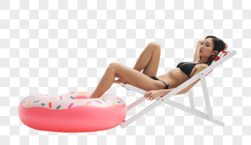 泳装美女坐在沙滩椅上与泳圈高清图片