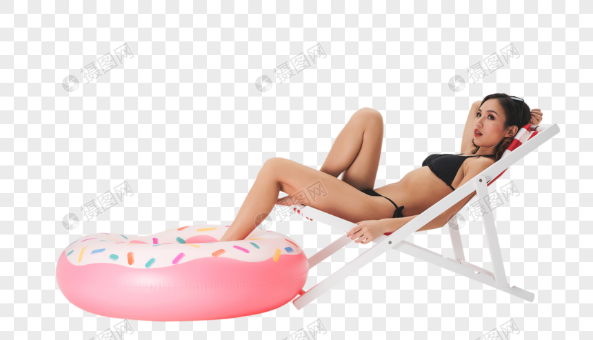 泳装美女坐在沙滩椅上与泳圈图片