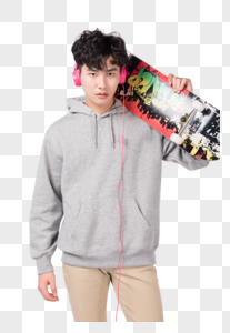 年轻时尚拿着滑板的男生图片