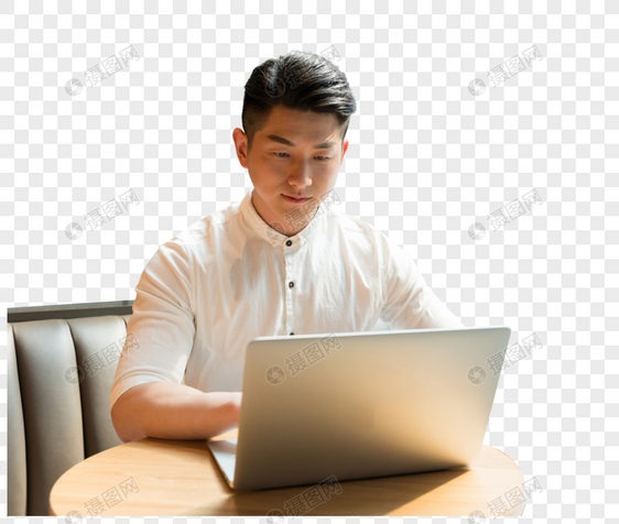 休闲放松使用笔记本电脑的年轻男性图片