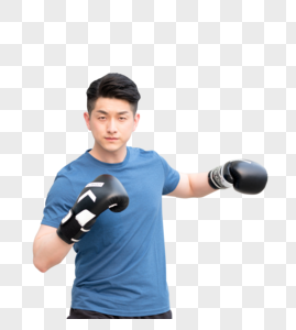 年轻男性户外拳击运动出拳动作图片