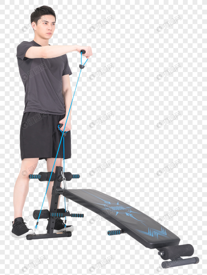 站在仰卧板旁拉阻力带的健身男性图片