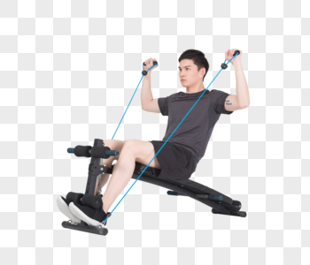 坐在运动器械上拉阻力带的健身男性高清图片