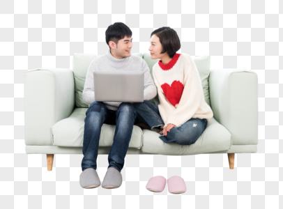 一起坐在沙发上看电脑的情侣图片