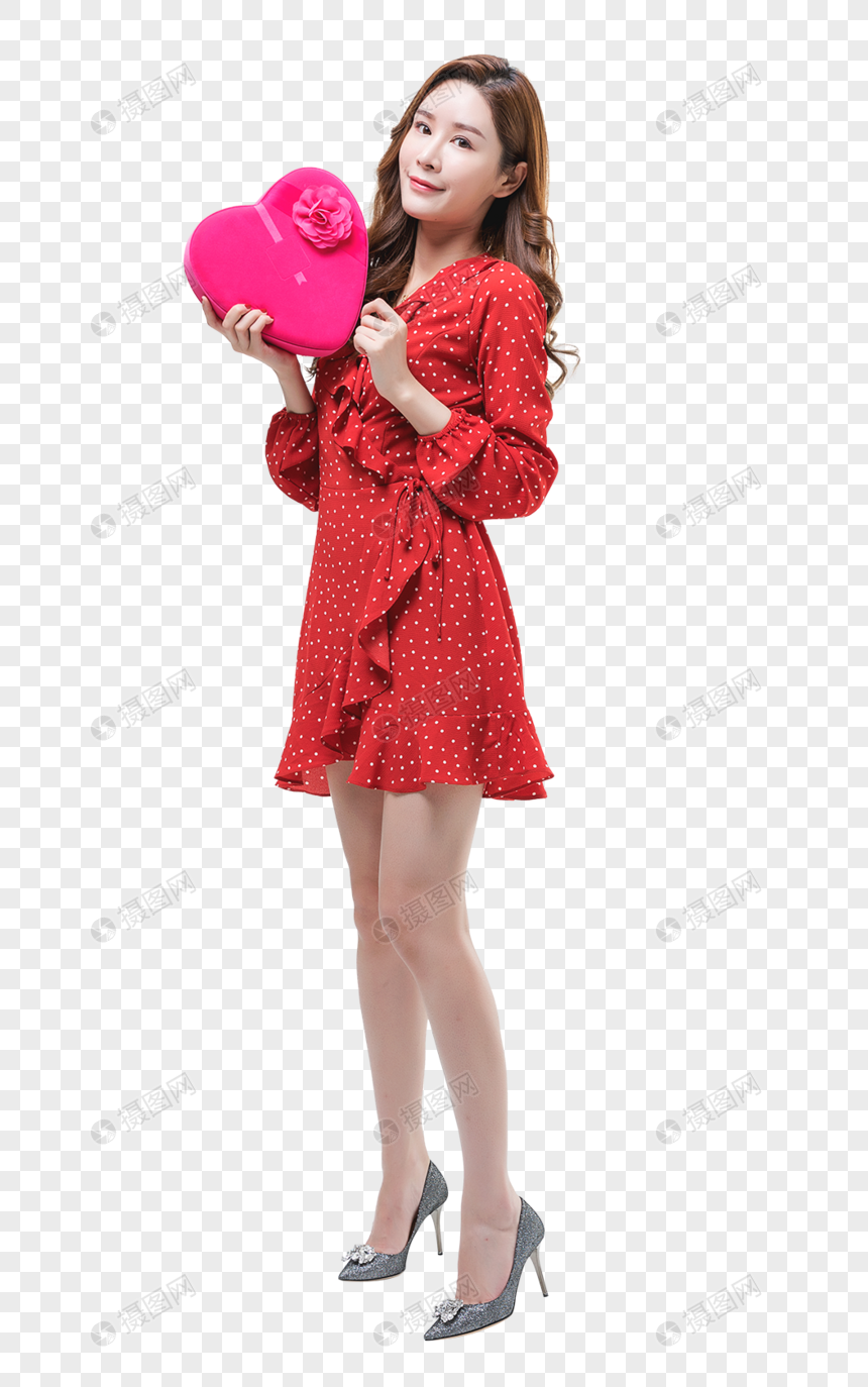 时尚青年女性手持心形礼盒图片