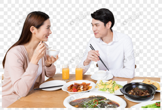 年轻夫妻在家吃饭图片
