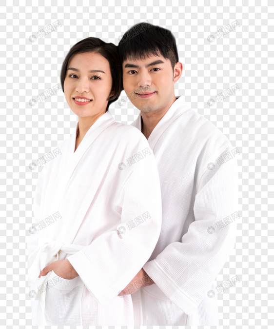 情侣穿着浴袍站在窗边图片