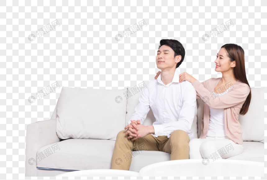 妻子在客厅给丈夫捏肩按摩