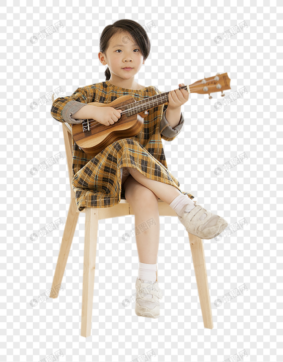 女孩在家里弹尤克里里