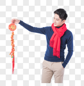 手拿新年挂饰的新年男性人像图片