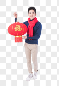 手拿新年挂饰的新年男性人像图片