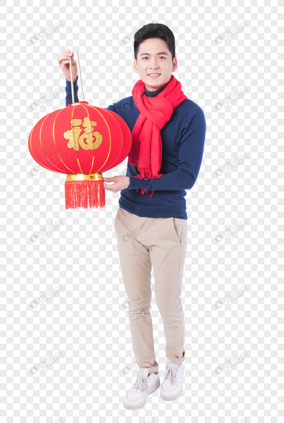 手拿新年挂饰的新年男性人像图片