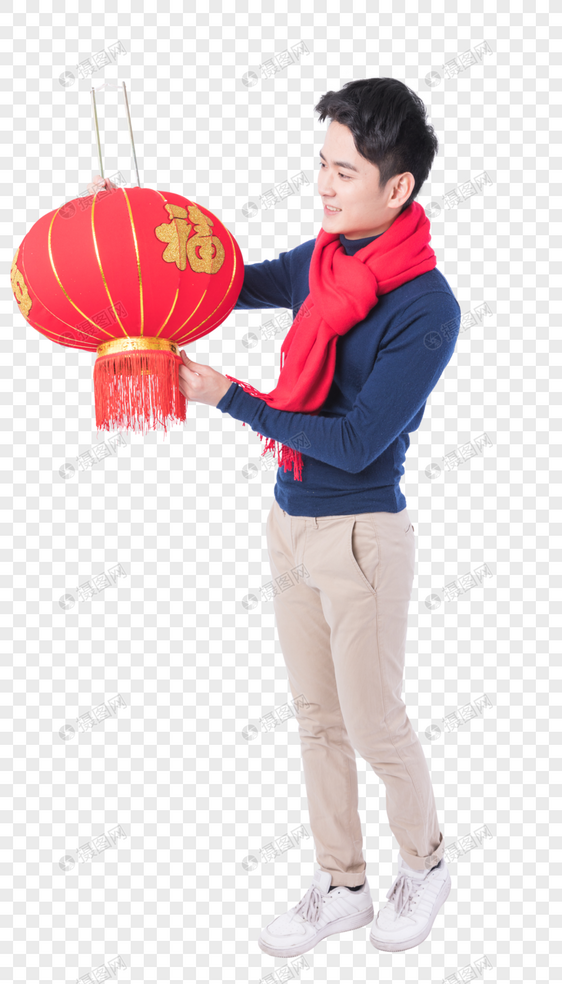 手拿新年挂饰的新年男性人像图片