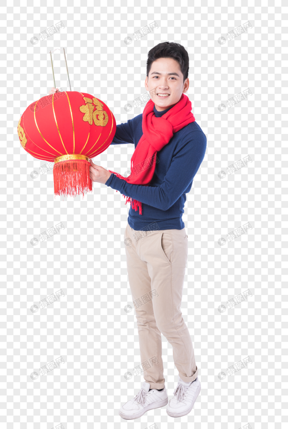 手拿新年挂饰的新年男性人像图片