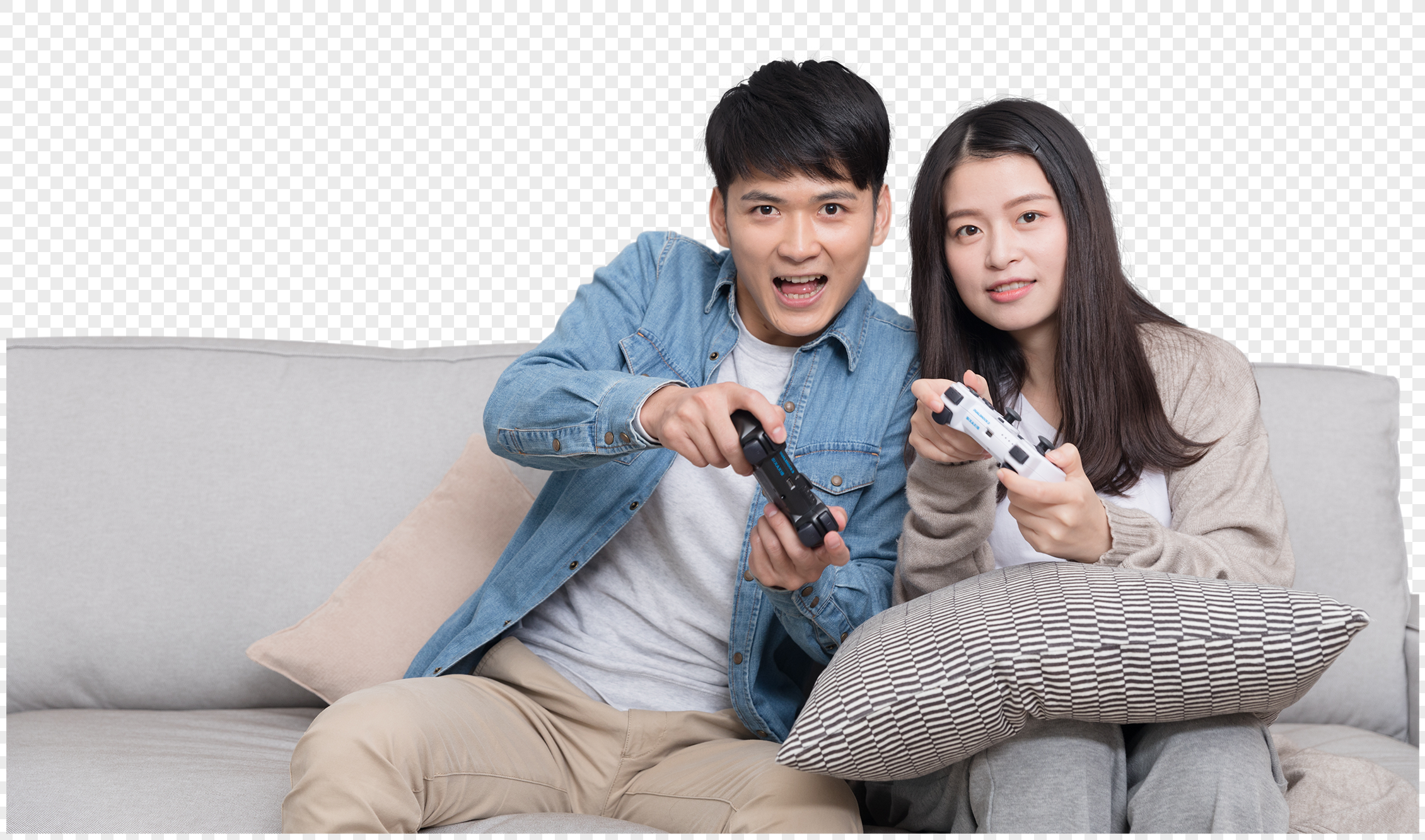 客厅里一起打游戏的情侣