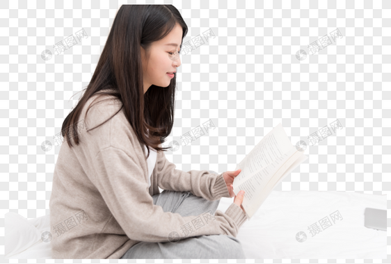 坐在床上看书的女生图片