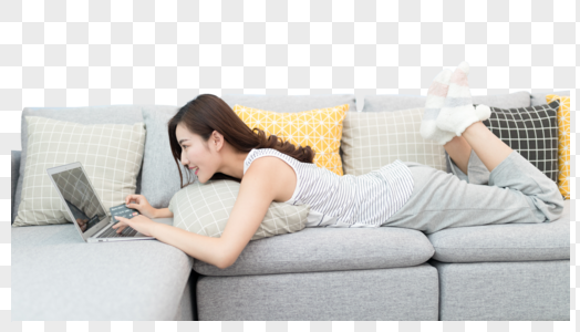 躺在沙发上网购的女性图片