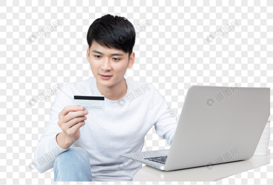 拿着银行卡使用电脑的男性图片