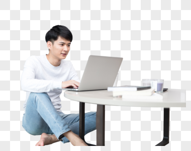 坐在客厅里打电脑的男生高清图片