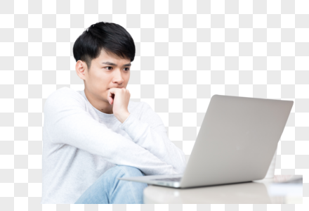 坐在沙发上打电脑的年轻男士图片