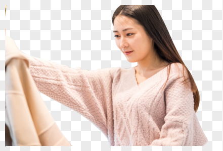 年轻美女逛街买衣服图片