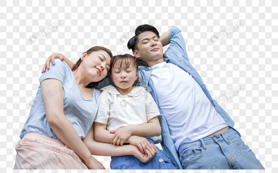 一家人在草坪上休息图片