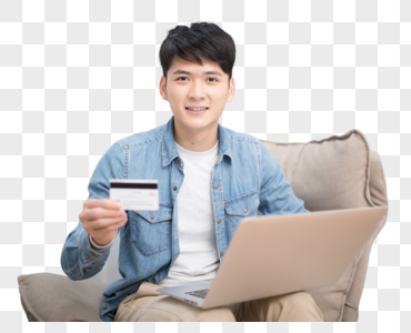 拿着银行卡使用电脑网购的男性图片