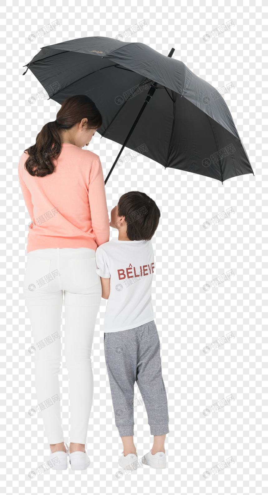 妈妈给儿子打伞图片