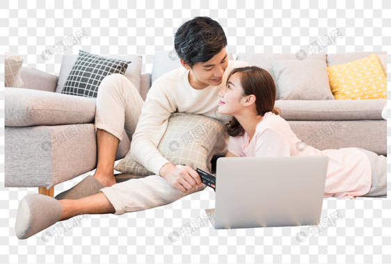 坐在沙发上看电脑的情侣图片